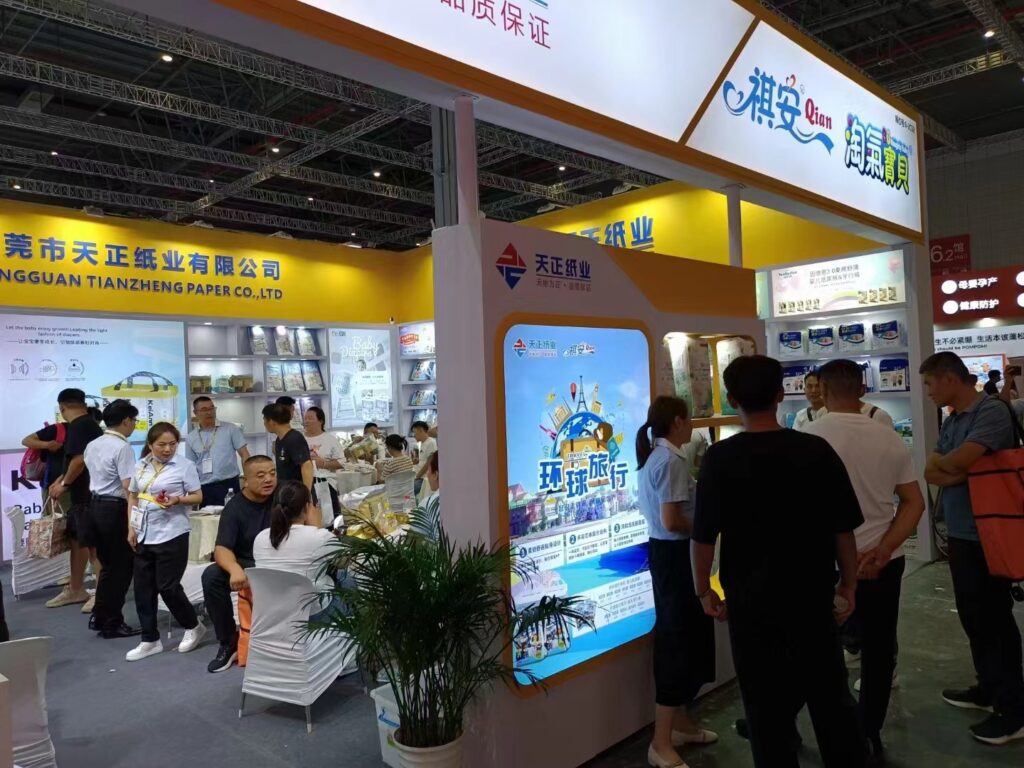 Customer discussions at our booth during the CBME Shanghai Expo, highlighting OEM diaper packaging designs and product features.