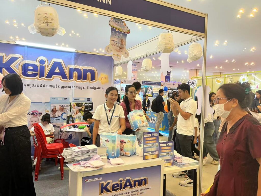 Face-to-face meeting with overseas clients at our booth during the Cologne Kind + Jugend trade fair, presenting new eco-friendly diaper lines.