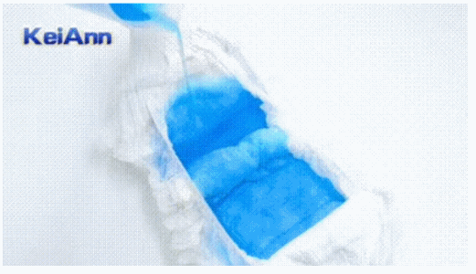 Pouring 500ml of water into the center of a diaper to test absorption speed and capacity at home.